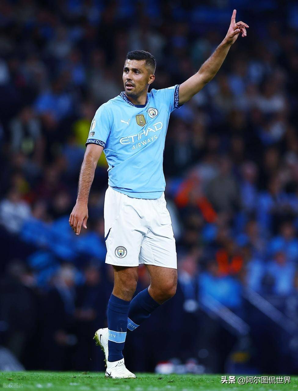 关于赛前德甲传出新动向；皇家马德里篮球队防线松动；高层表态：目标明确；轮换策略被讨论的信息