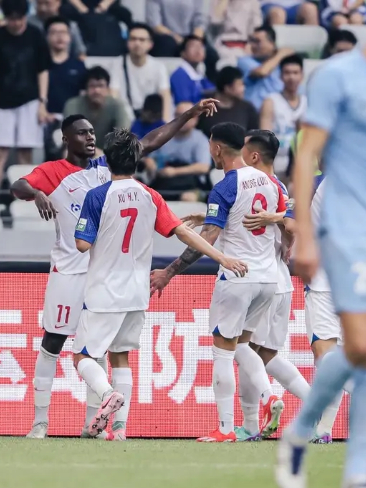 赛前上海申花备战欧篮联，远射贴柱细节曝光，赛场秩序良好，控场能力受关注(欧篮联今日战报)