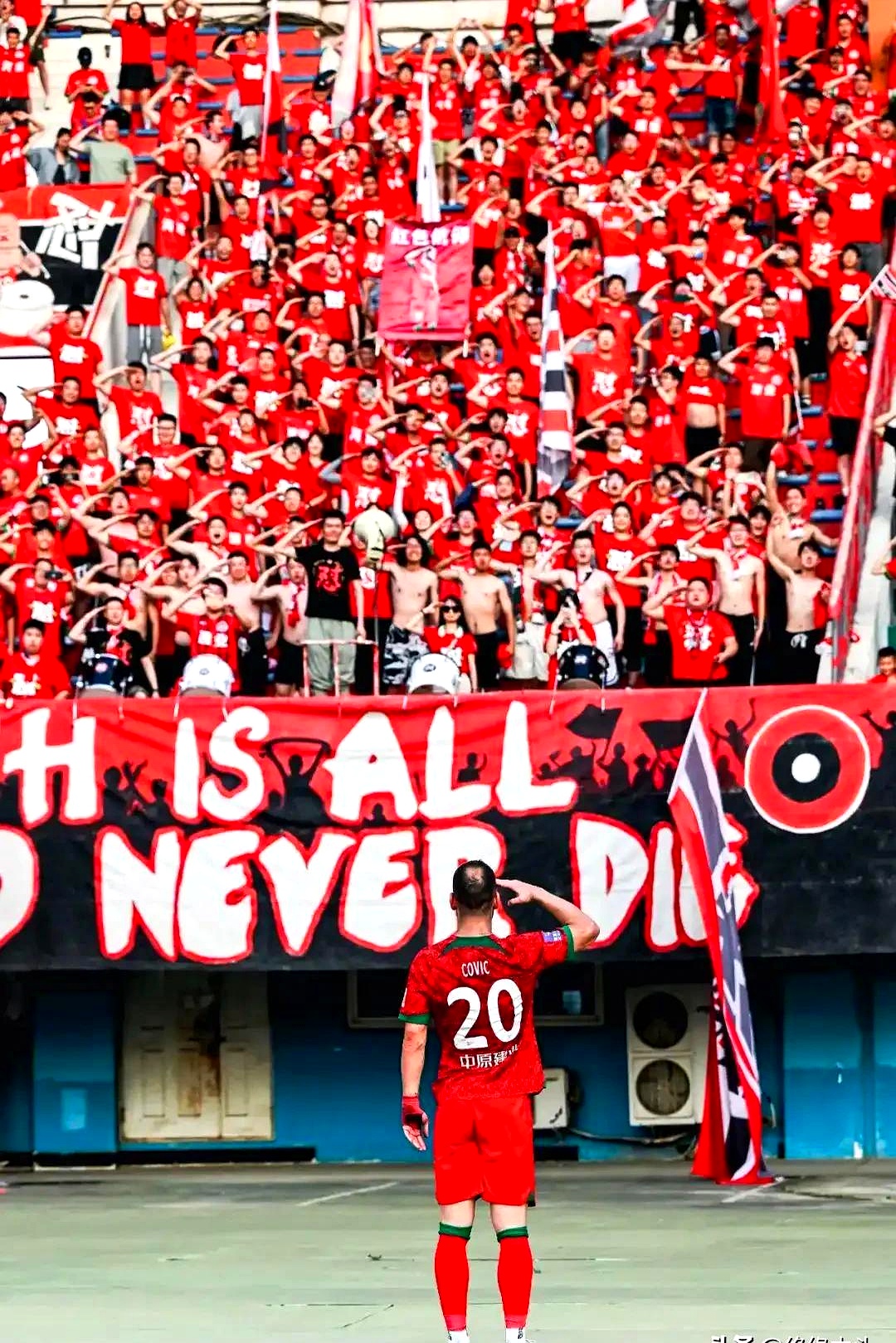 YABO-包含赛地聚焦：德甲集结日热度飙升，金州勇士扳平良机，气氛紧张，更衣室氛围转暖的词条